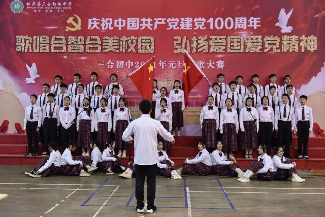 江疏影身穿墨绿色长裙 尽显优雅气质